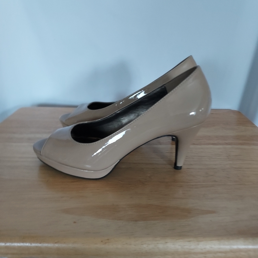 Womans Tan Heels - Picture 5 of 7